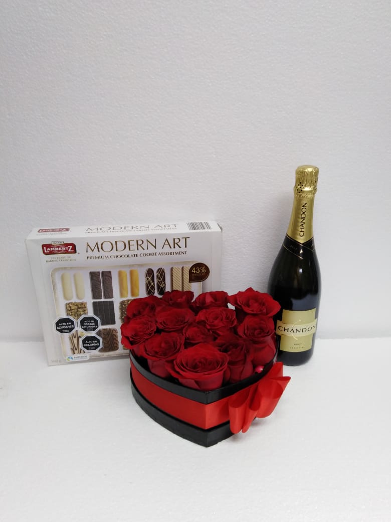 Caja corazn con 12 Rosas + Champagne 375cc y Caja de Galletas Lambertz 500 Grs